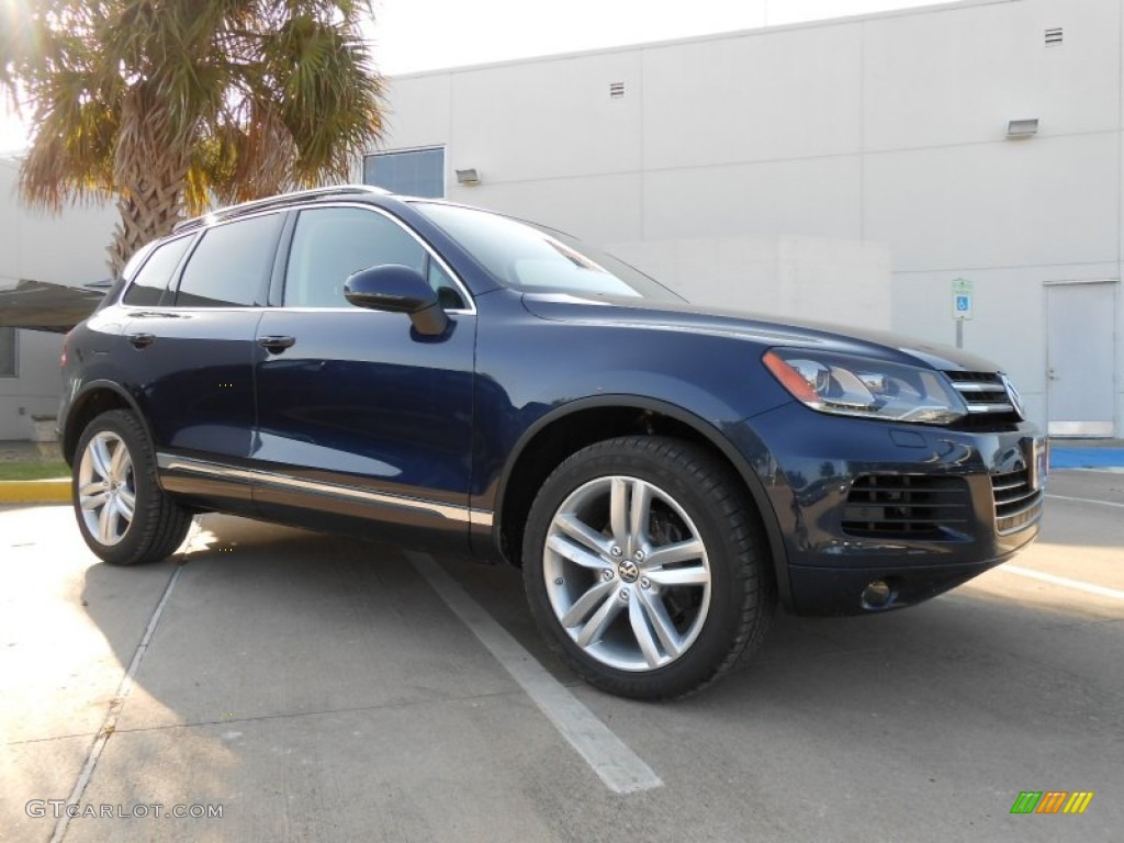 Night Blue Metallic Volkswagen Touareg