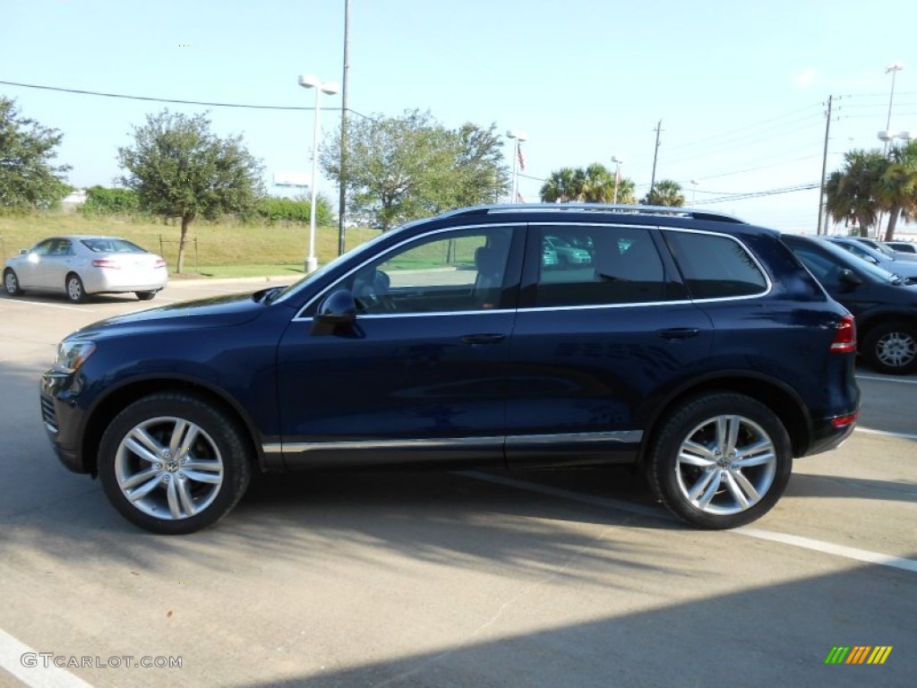 2013 Touareg VR6 FSI Executive 4XMotion - Night Blue Metallic / Saddle Brown photo #4