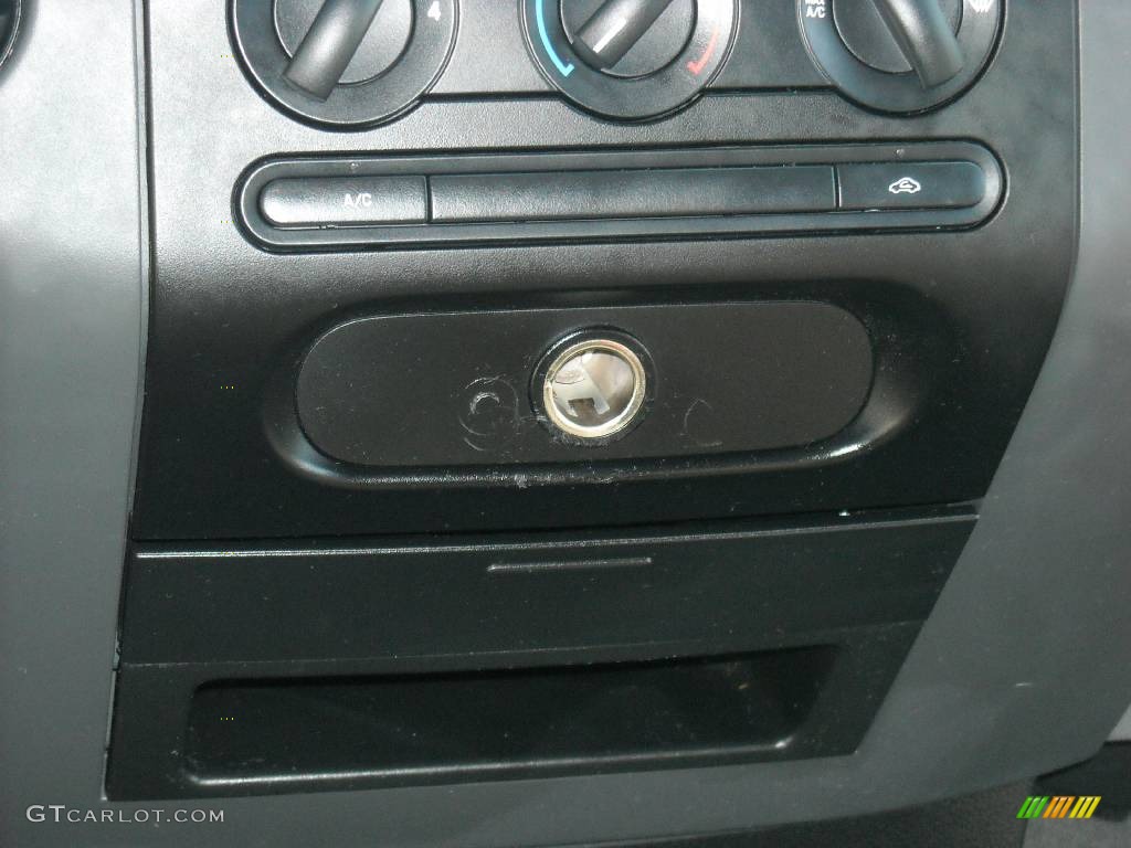 2005 F150 XLT SuperCrew - Medium Wedgewood Blue Metallic / Medium Flint/Dark Flint Grey photo #24