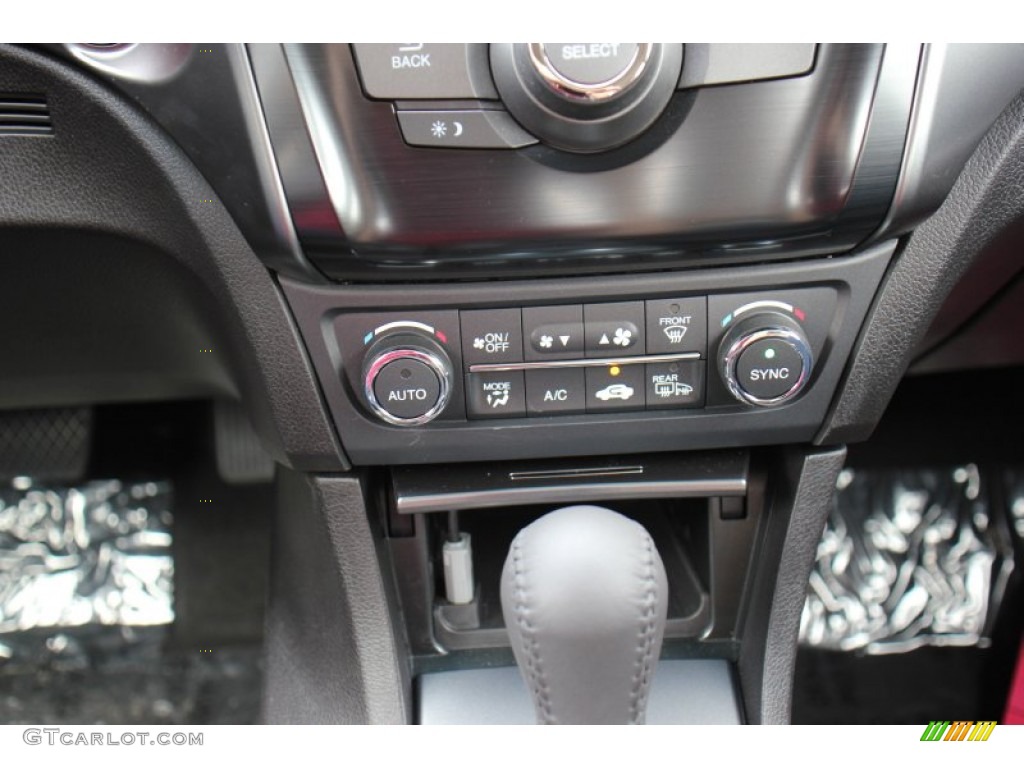 2013 Acura ILX 2.0L Controls Photo #71415715