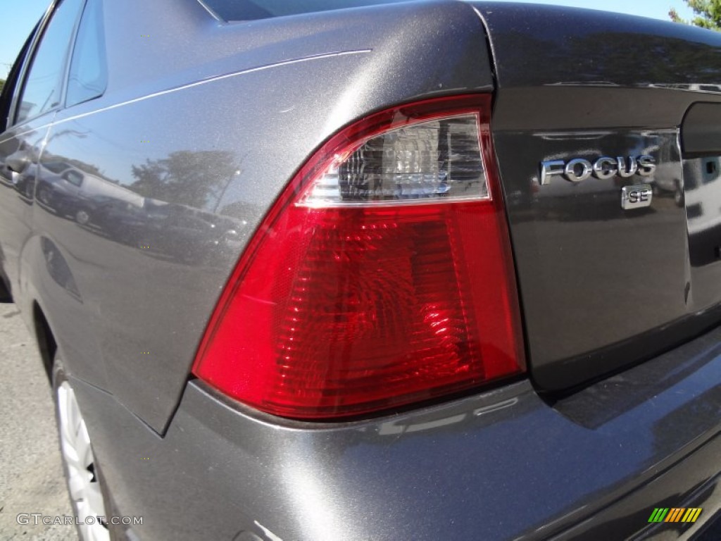 2005 Focus ZX4 SE Sedan - Liquid Grey Metallic / Dark Flint/Light Flint photo #8