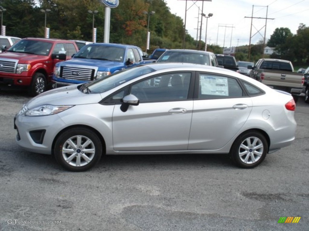 2013 Fiesta SE Sedan - Ingot Silver / Charcoal Black photo #5