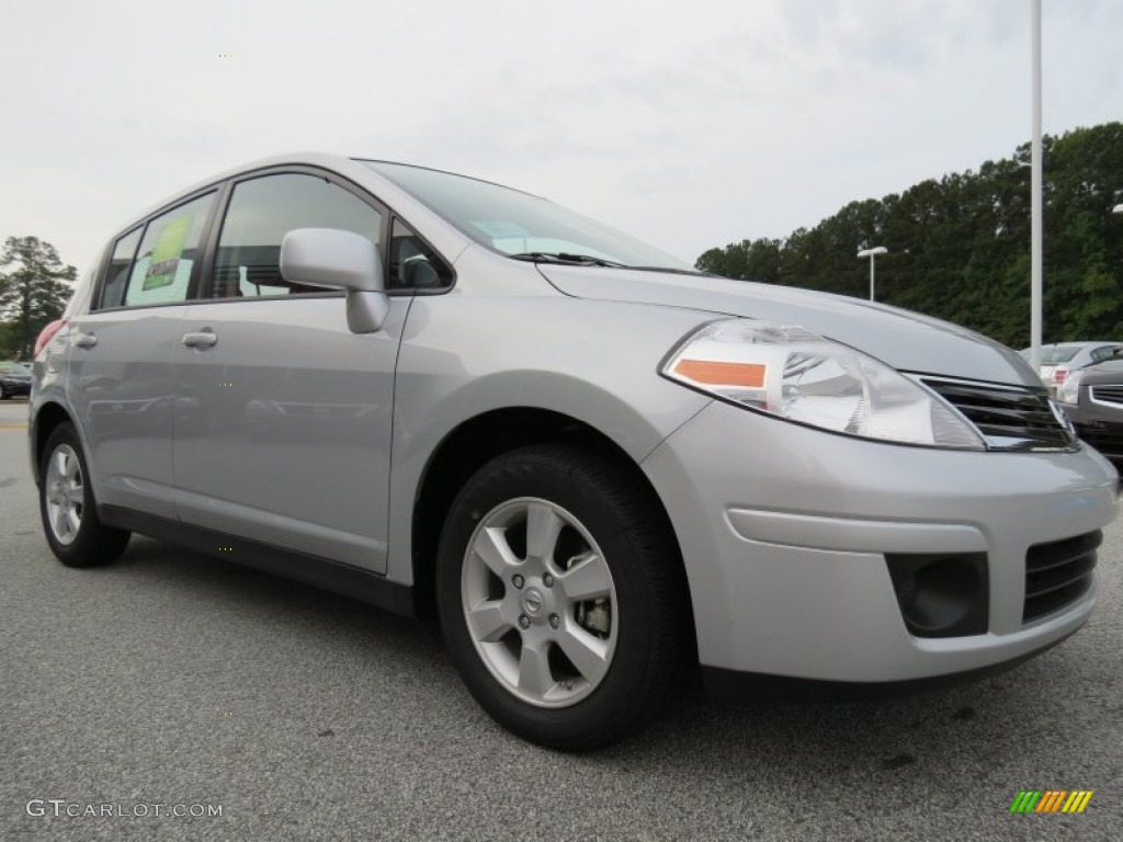 2012 Versa 1.8 S Hatchback - Brilliant Silver Metallic / Charcoal photo #7