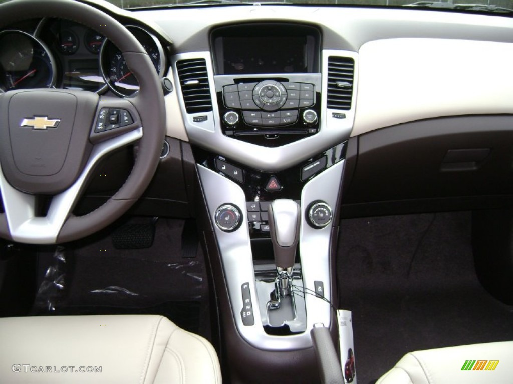 2013 Chevrolet Cruze LT Cocoa/Light Neutral Dashboard Photo #71466380