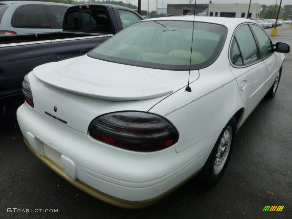 1998 Grand Prix SE Sedan - Bright White / Camel photo #2