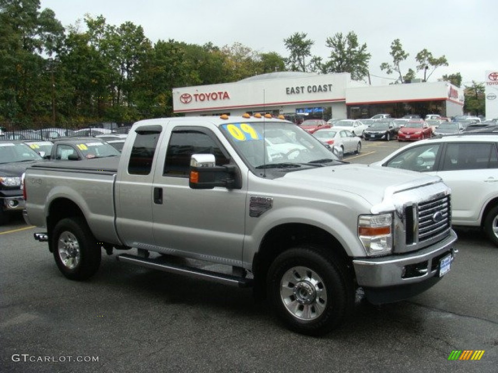 2009 F350 Super Duty Lariat SuperCab 4x4 - Brilliant Silver Metallic / Ebony Leather photo #1