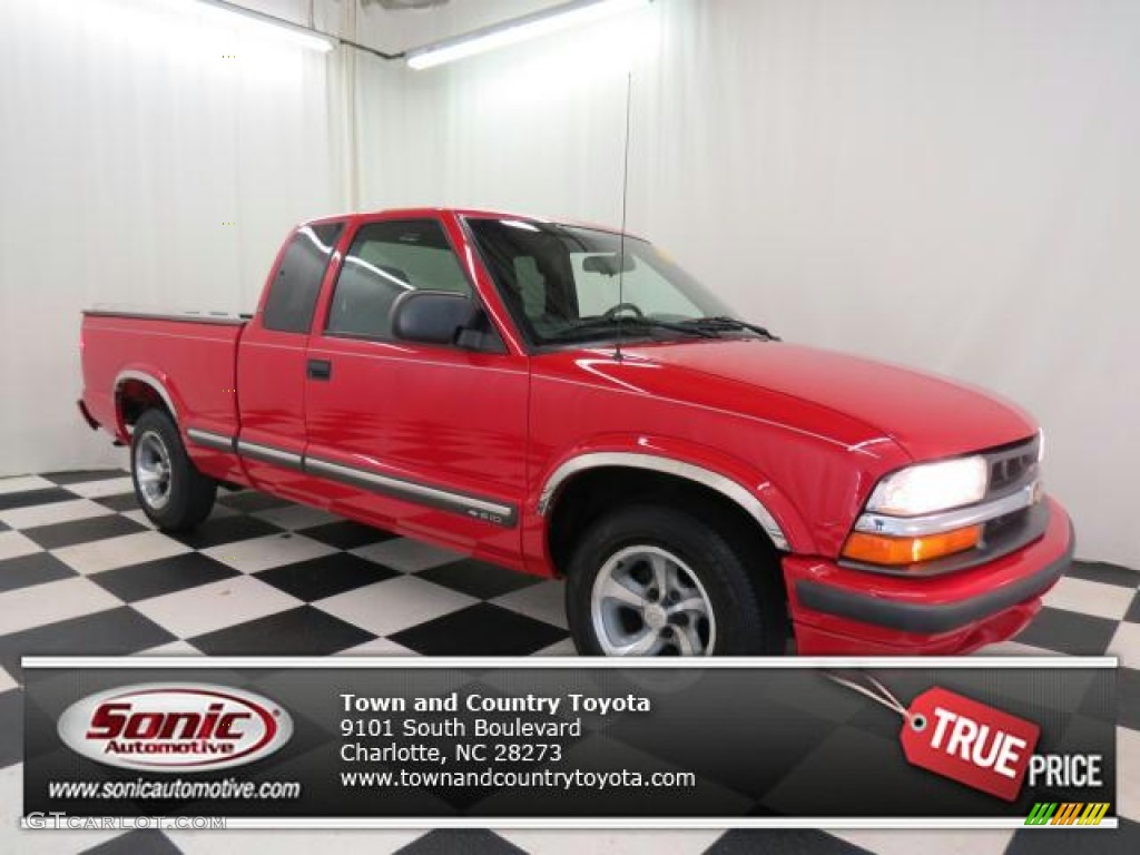 2001 S10 LS Extended Cab - Victory Red / Graphite photo #1