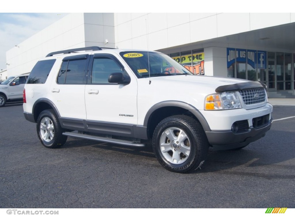 2005 Explorer XLT 4x4 - Oxford White / Medium Parchment photo #1