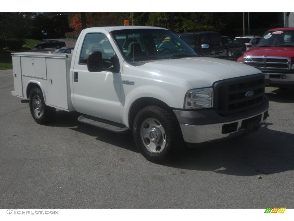 2005 F350 Super Duty XL Regular Cab Chassis - Oxford White / Medium Flint photo #1