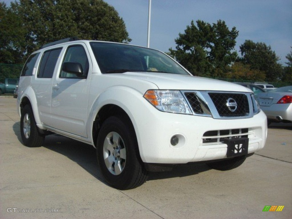 Avalanche White Nissan Pathfinder