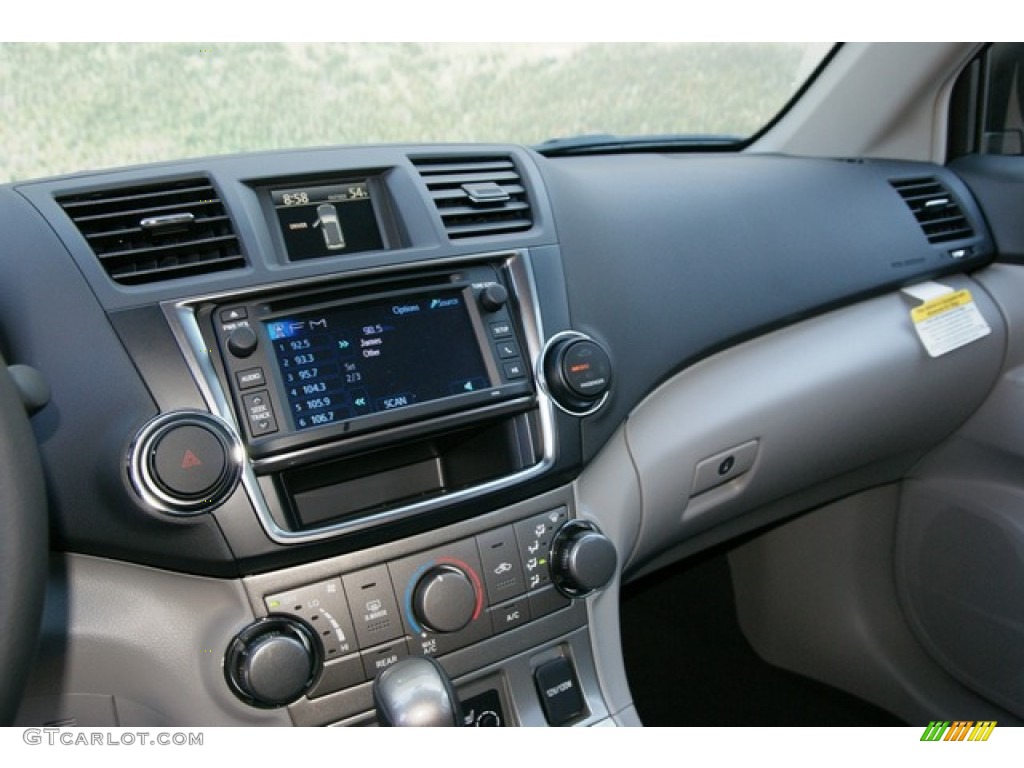 2013 Toyota Highlander SE 4WD Dashboard Photos