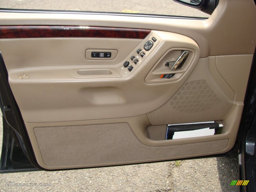 2004 Grand Cherokee Limited 4x4 - Brillant Black Crystal Pearl / Sandstone photo #10