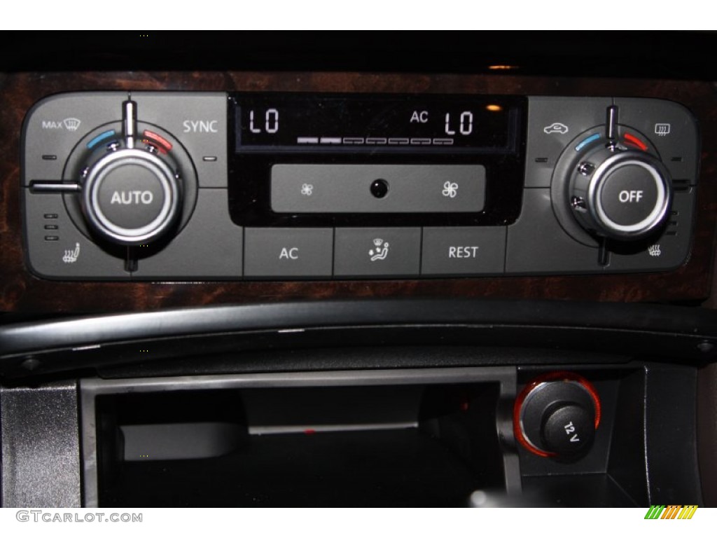 2013 Volkswagen Touareg TDI Executive 4XMotion Controls Photo #71553603