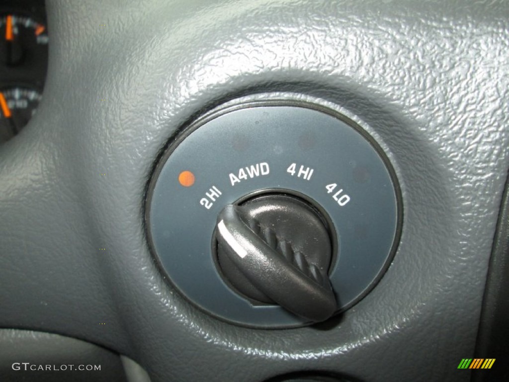 2002 Chevrolet TrailBlazer LTZ 4x4 Controls Photo #71563138
