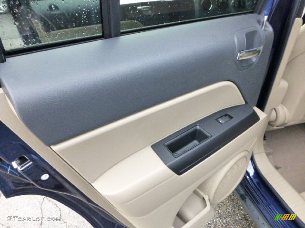 2013 Jeep Patriot Latitude 4x4 Dark Slate Gray/Light Pebble Door Panel Photo #71566162