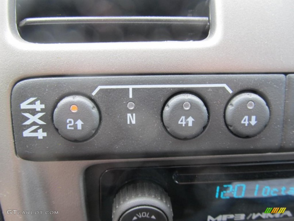 2011 Chevrolet Colorado LT Extended Cab 4x4 Controls Photo #71568718