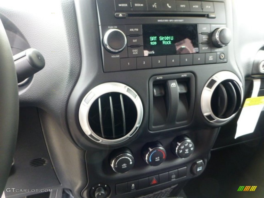 2012 Jeep Wrangler Call of Duty: MW3 Edition 4x4 Controls Photo #71571109