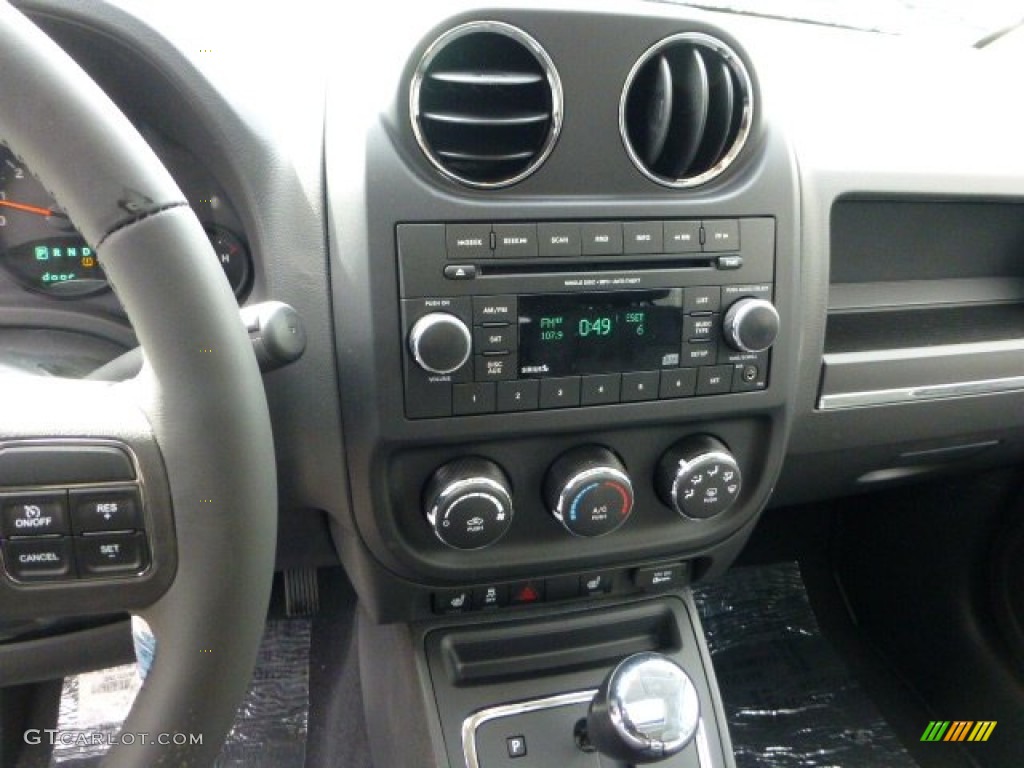 2012 Compass Latitude 4x4 - Rescue Green Metallic / Dark Slate Gray photo #18