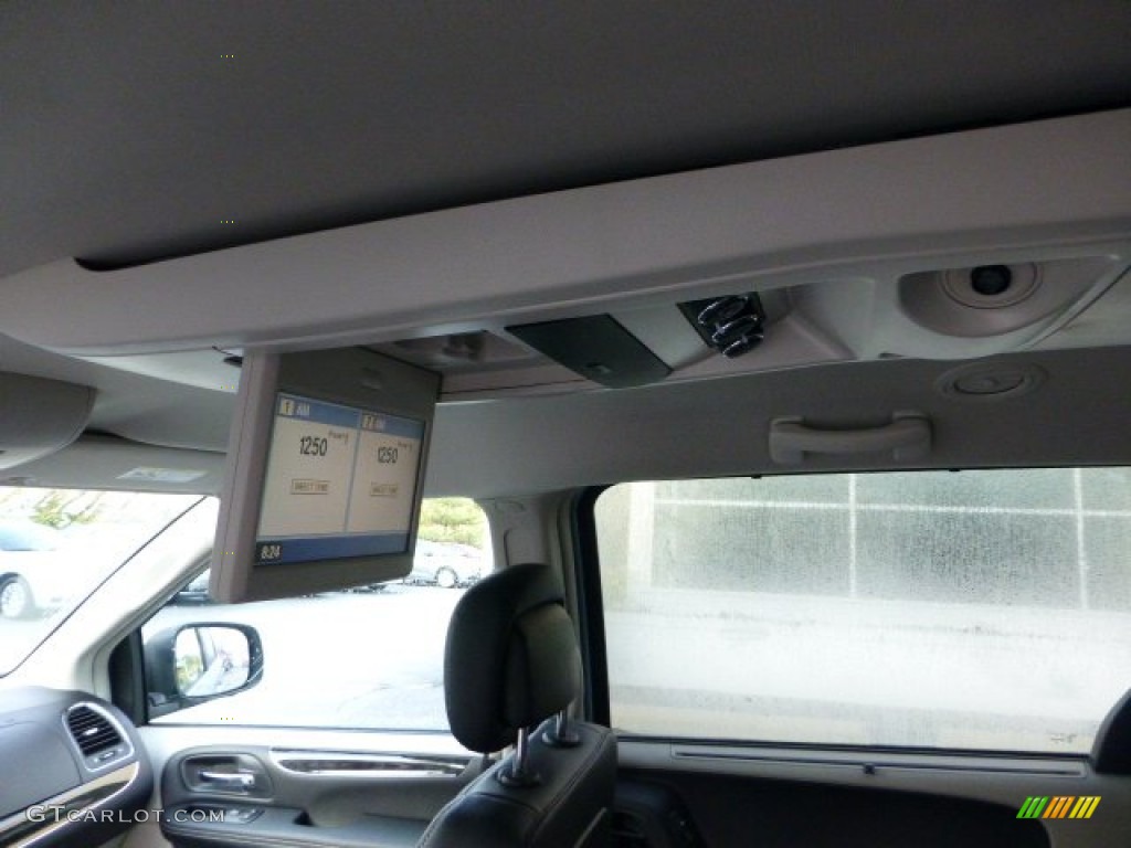 2013 Town & Country Touring - L - Crystal Blue Pearl / Black/Light Graystone photo #13