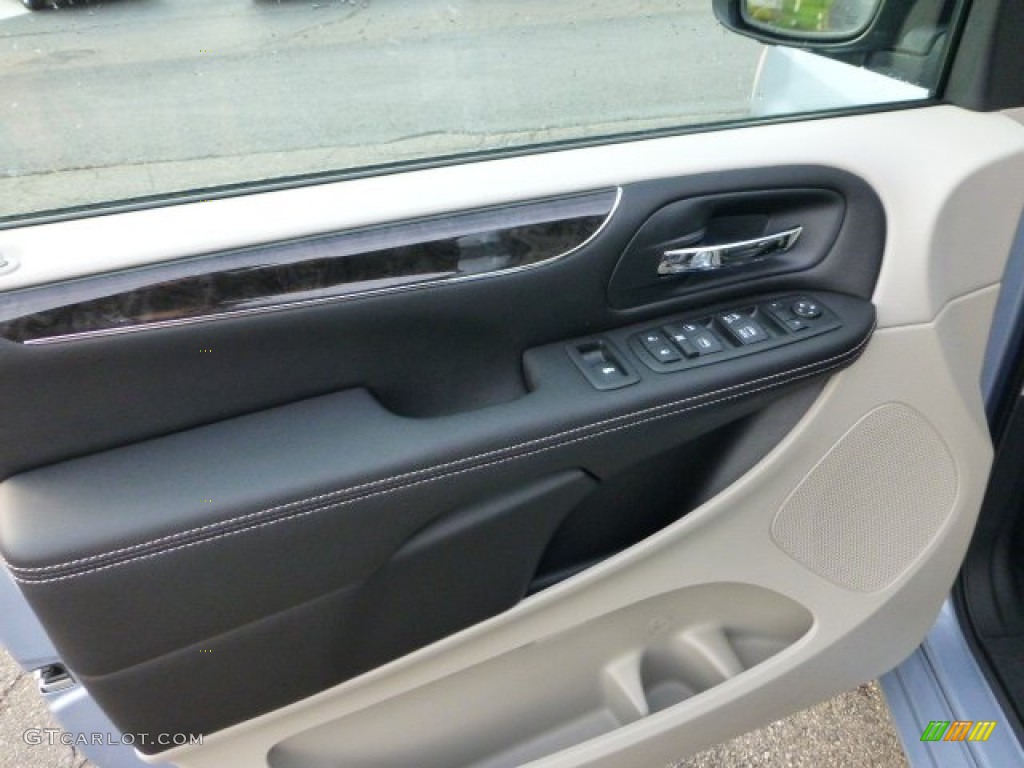 2013 Town & Country Touring - L - Crystal Blue Pearl / Black/Light Graystone photo #15