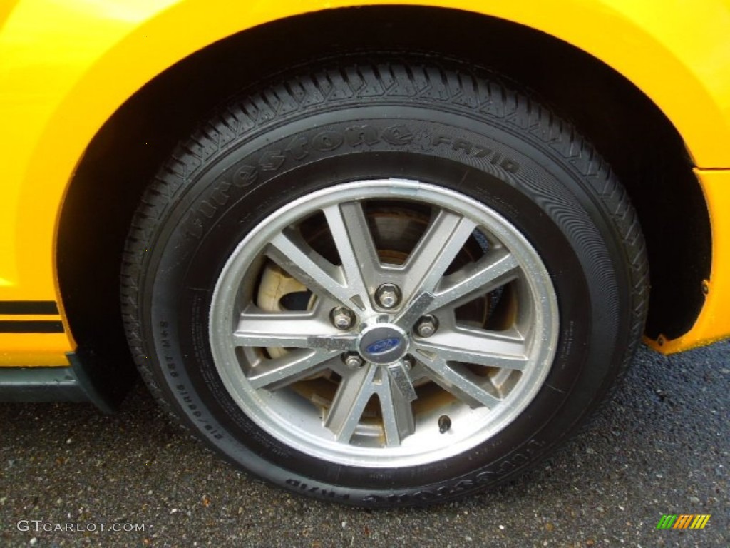 2005 Mustang V6 Premium Coupe - Screaming Yellow / Dark Charcoal photo #20