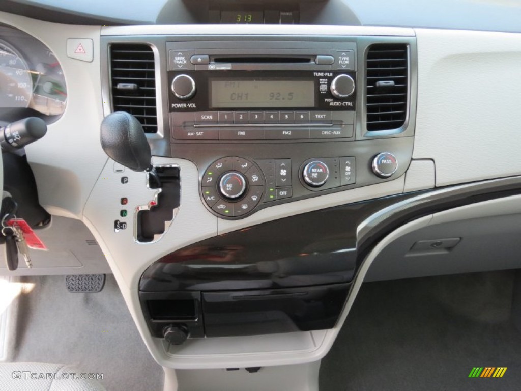2013 Toyota Sienna V6 Controls Photo #71608017