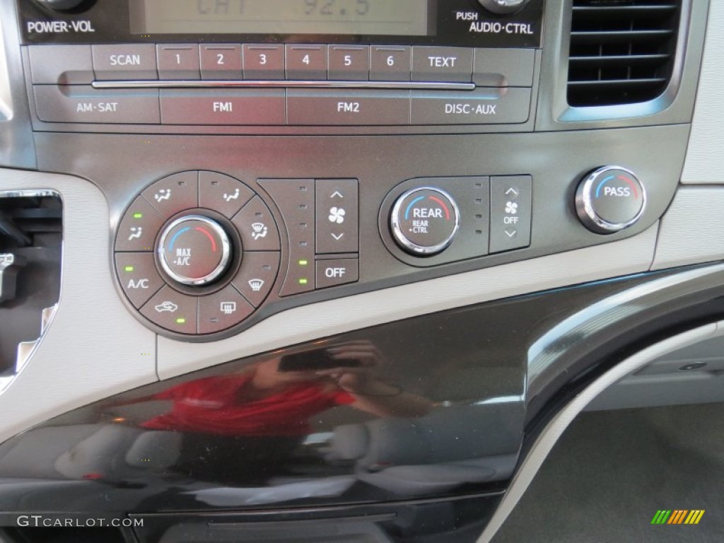2013 Toyota Sienna V6 Controls Photo #71608034