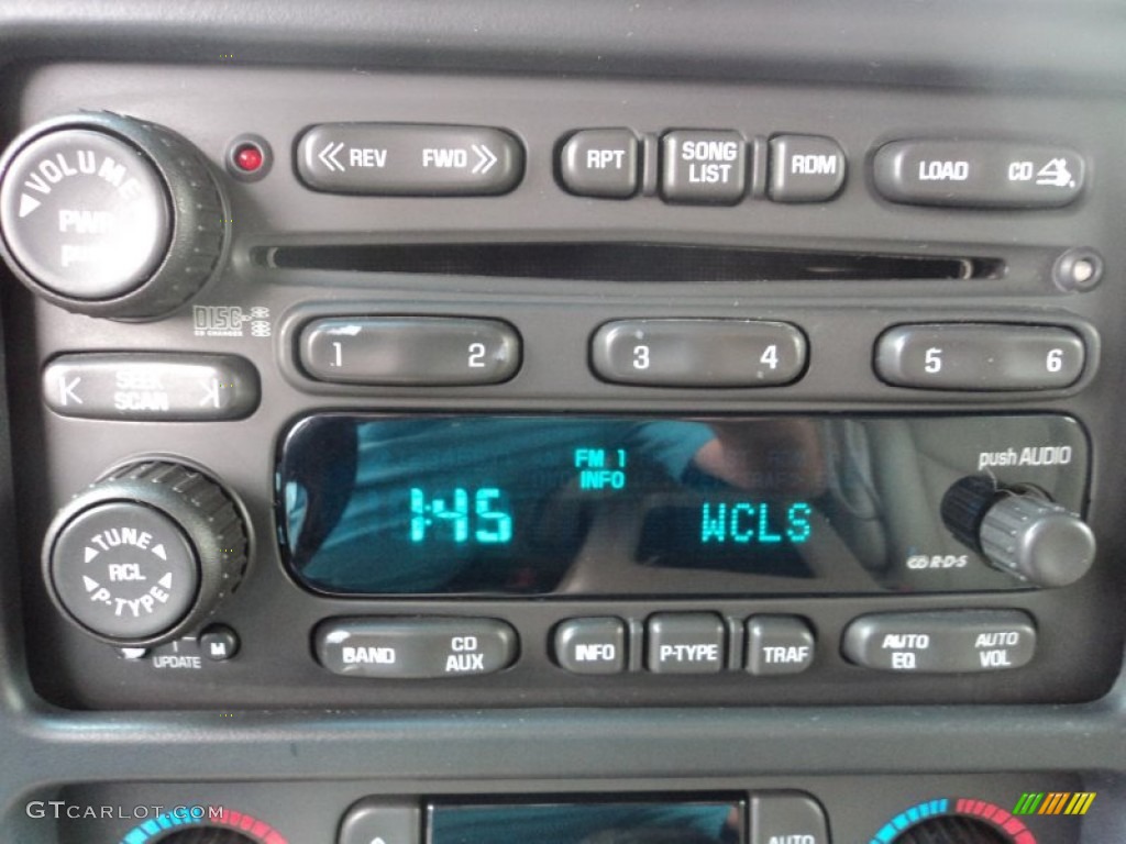 2003 Chevrolet Suburban 2500 LT 4x4 Audio System Photo #71610918