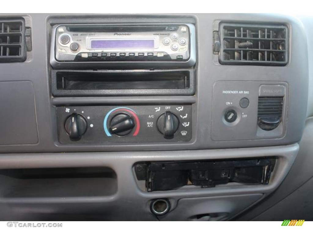 2001 Ford F450 Super Duty XL Regular Cab Chassis Controls Photo #71617056