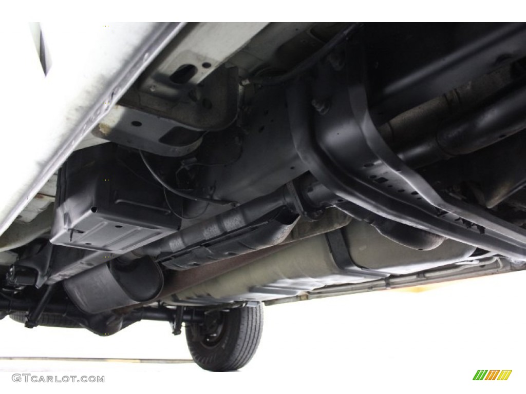 2004 Ford E Series Van E350 Super Duty XLT 15 Passenger Undercarriage Photo #71621569