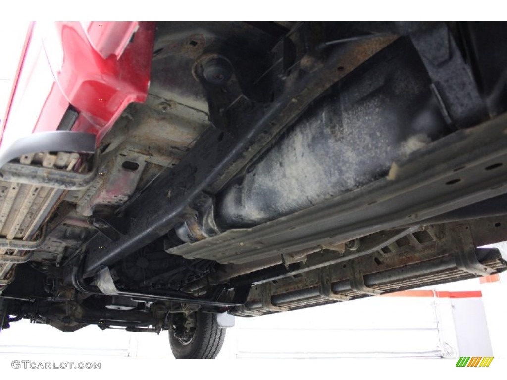 2001 Ford F350 Super Duty XLT Crew Cab 4x4 Undercarriage Photo #71622193