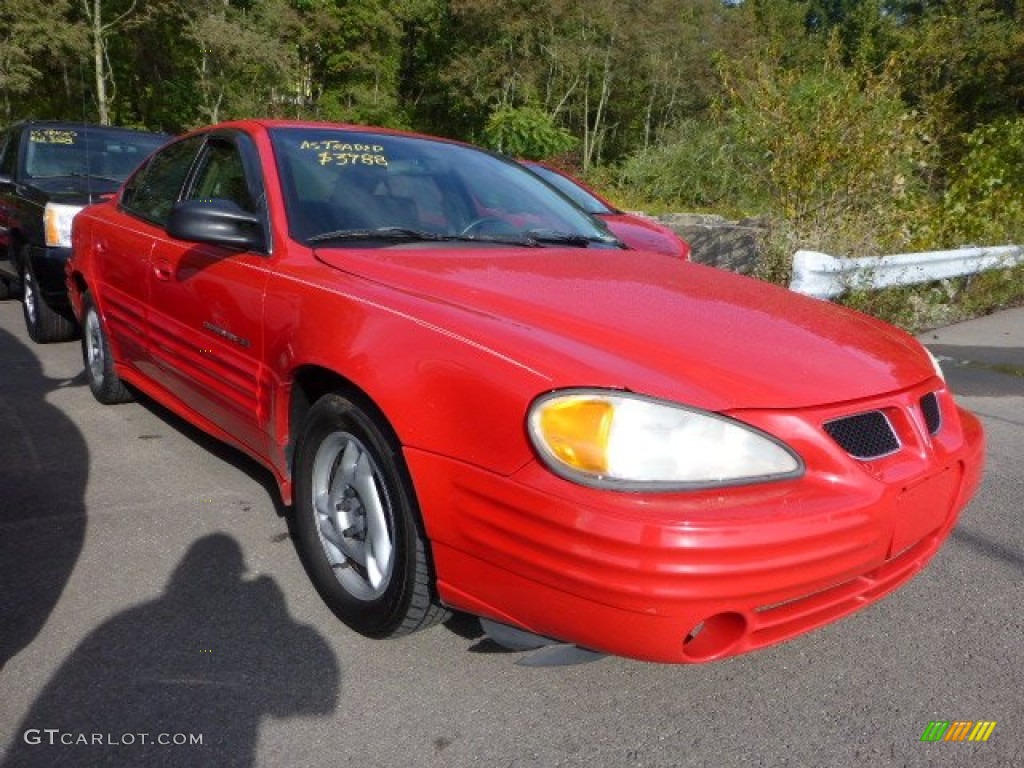 2001 Grand Am SE Sedan - Bright Red / Dark Pewter photo #1