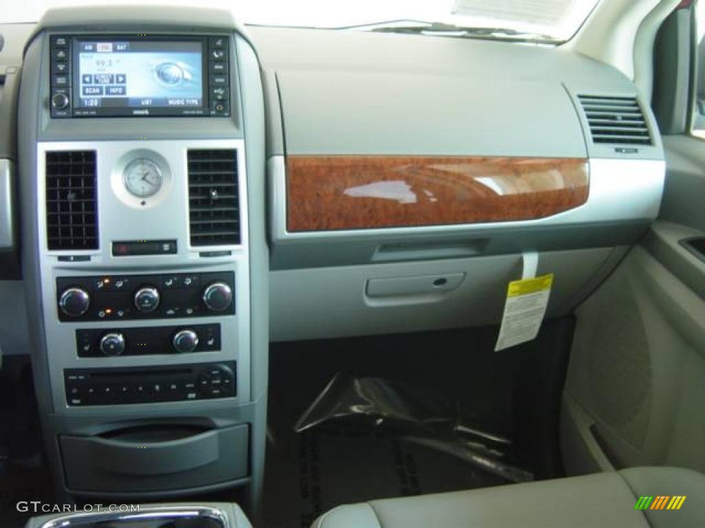 2008 Town & Country Touring - Inferno Red Crystal Pearlcoat / Medium Slate Gray/Light Shale photo #16