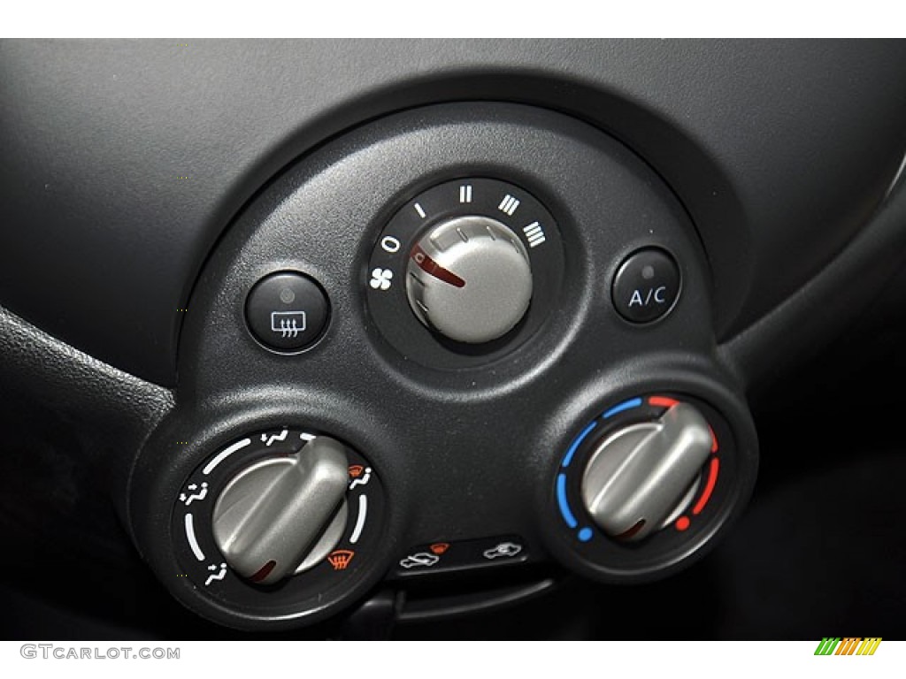 2013 Nissan Versa 1.6 SV Sedan Controls Photo #71634693