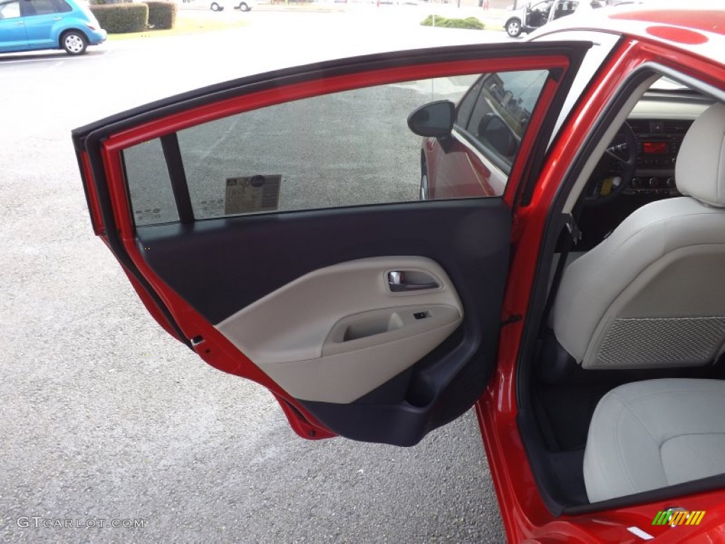 2013 Rio EX Sedan - Signal Red / Beige photo #14