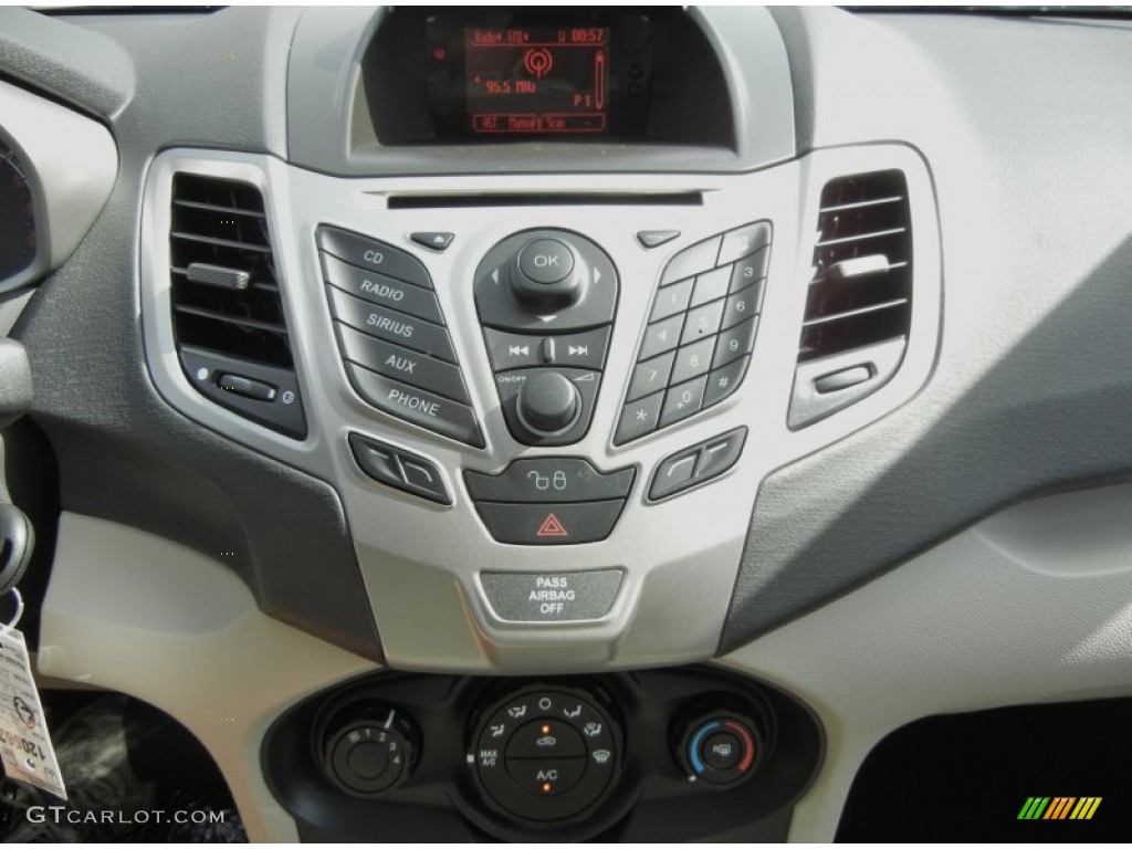 2012 Ford Fiesta SE Hatchback Controls Photo #71647690