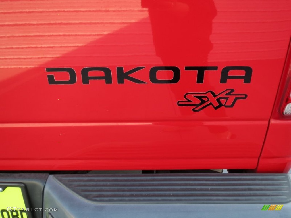 2003 Dakota SXT Regular Cab - Flame Red / Dark Slate Gray photo #18