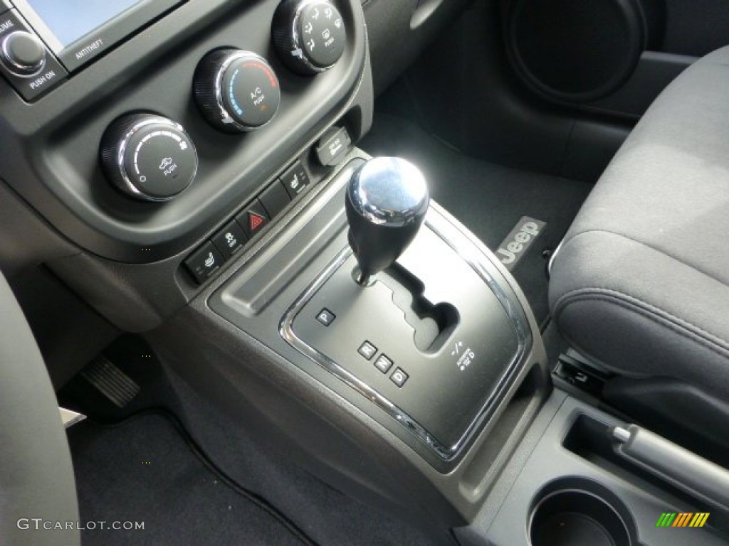 2012 Compass Latitude 4x4 - Rescue Green Metallic / Dark Slate Gray photo #16