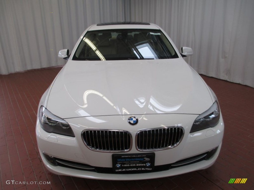 2013 5 Series 528i xDrive Sedan - Alpine White / Venetian Beige photo #2