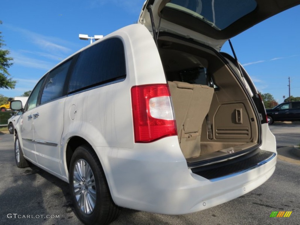 2013 Town & Country Touring - L - Stone White / Dark Frost Beige/Medium Frost Beige photo #9