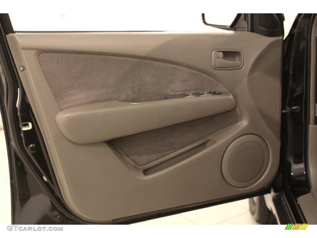 2004 Mitsubishi Outlander XLS AWD Sandblast Beige Door Panel Photo #71680163