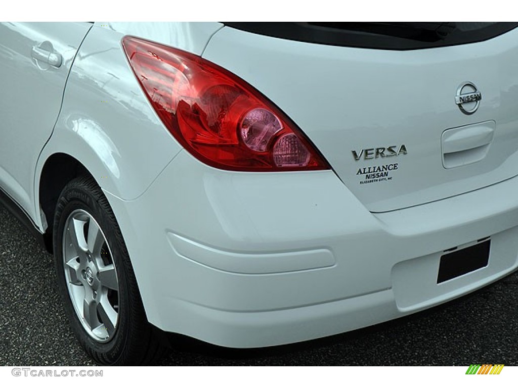 2012 Versa 1.8 S Hatchback - Fresh Powder White / Charcoal photo #4