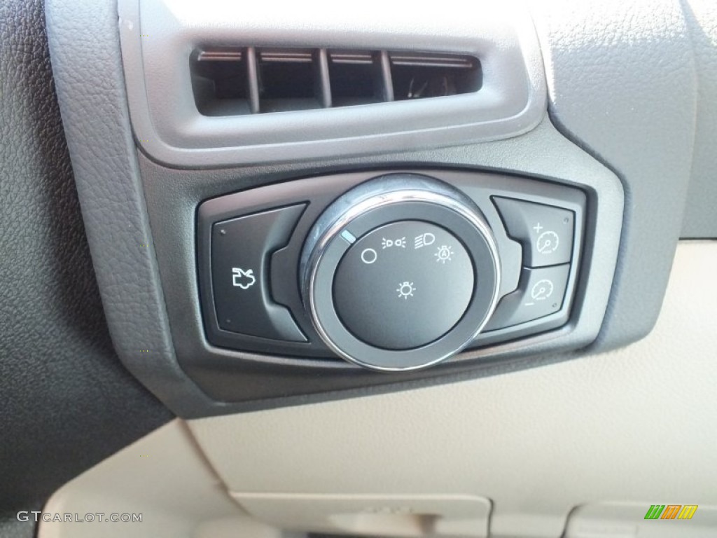 2013 Ford Focus SE Hatchback Controls Photo #71697070