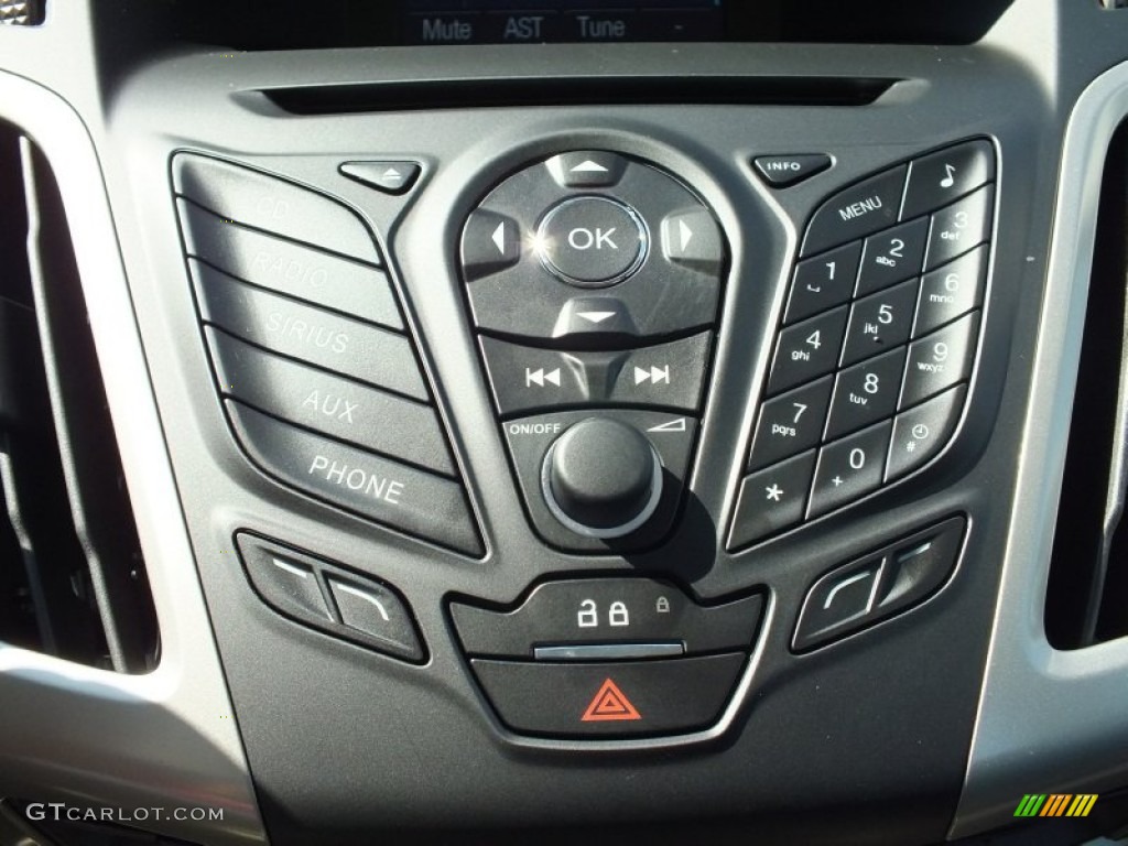 2013 Ford Focus SE Hatchback Controls Photo #71697112