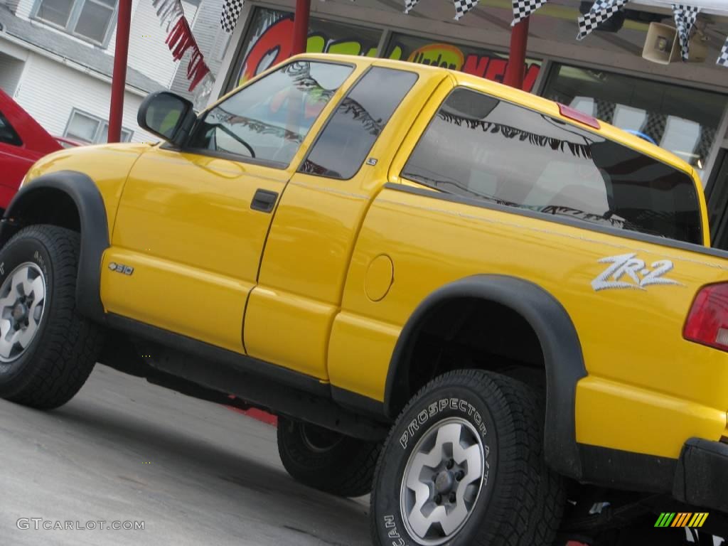 2003 S10 LS Extended Cab 4x4 - Yellow / Graphite photo #4
