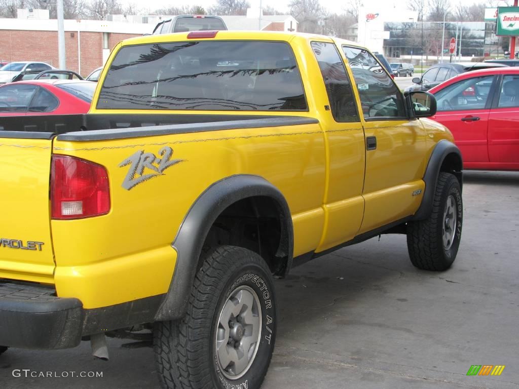 2003 S10 LS Extended Cab 4x4 - Yellow / Graphite photo #23