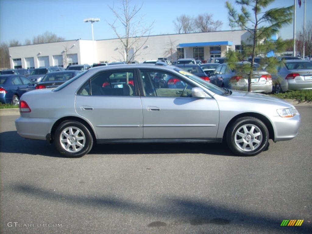 2002 Accord SE Sedan - Satin Silver Metallic / Quartz Gray photo #2