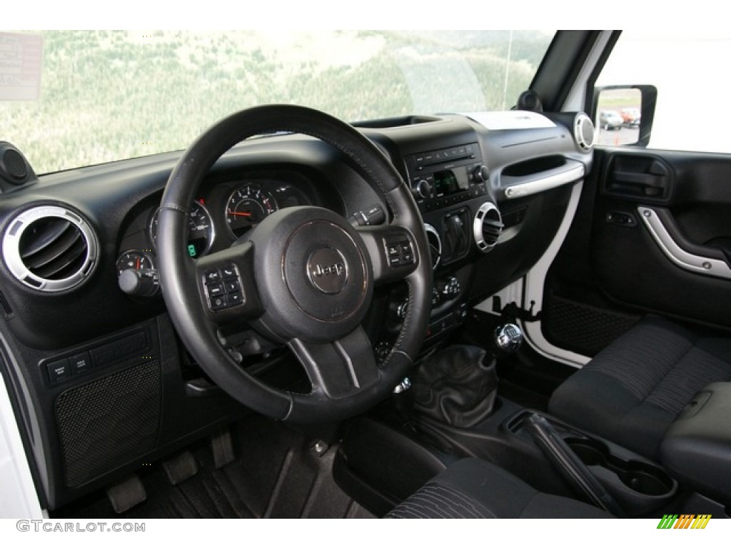 2011 Wrangler Rubicon 4x4 - Bright White / Black photo #9