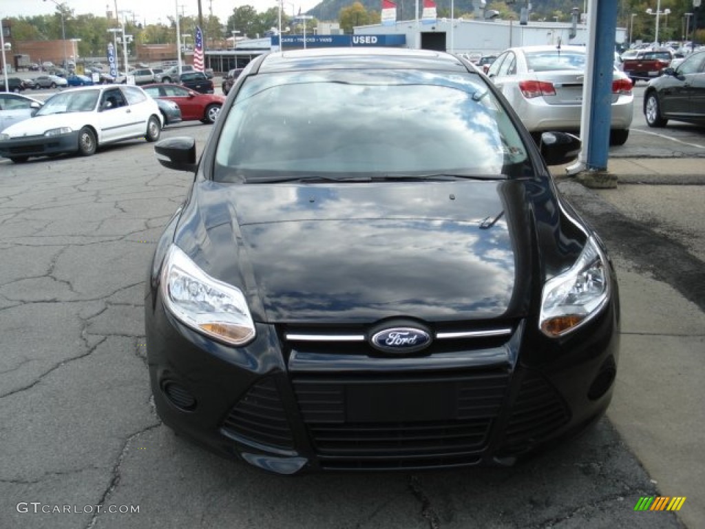 2013 Focus SE Sedan - Tuxedo Black / Charcoal Black photo #3