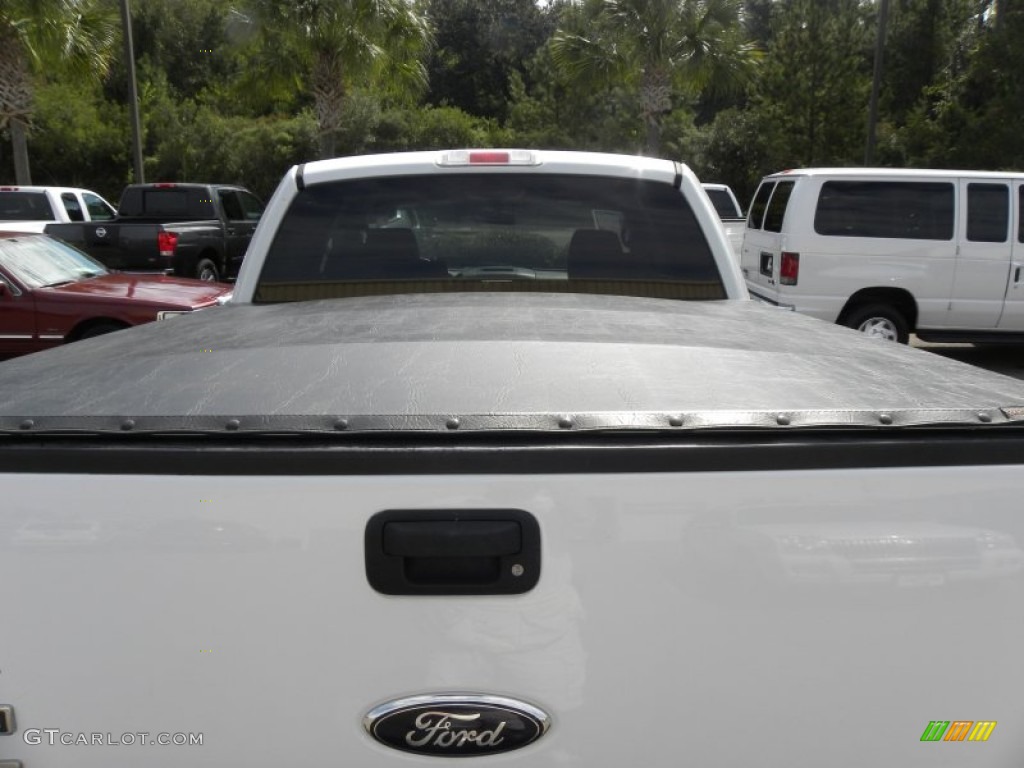 2006 F150 XLT SuperCab - Oxford White / Medium Flint photo #16